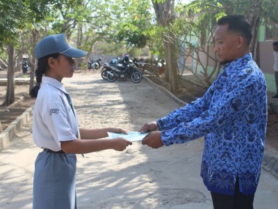 PENYERAHAN PIAGAM PENGHARGAAN KEPADA KETUA OSIS PRIODE 2018/2019